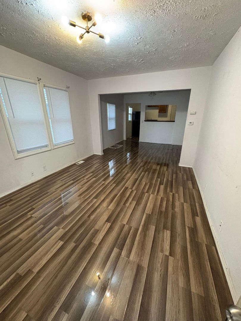 South Bend House: 219 E Fox St