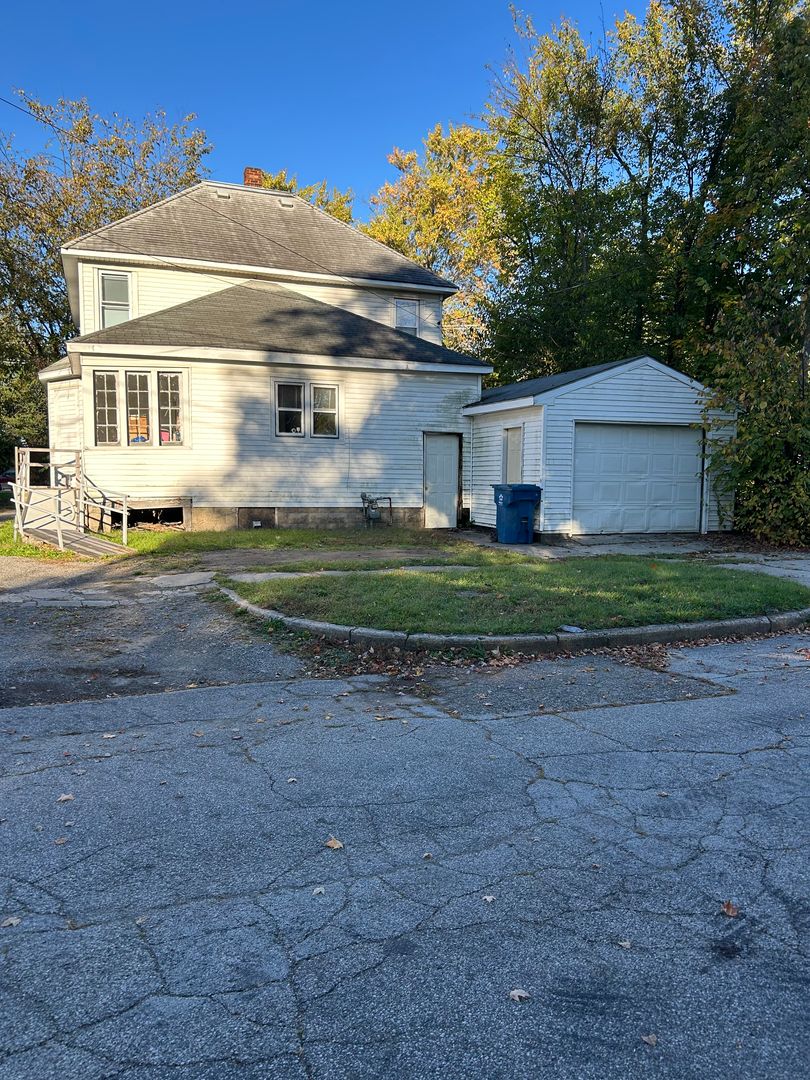 Niles Apartment: 1219 N 5th