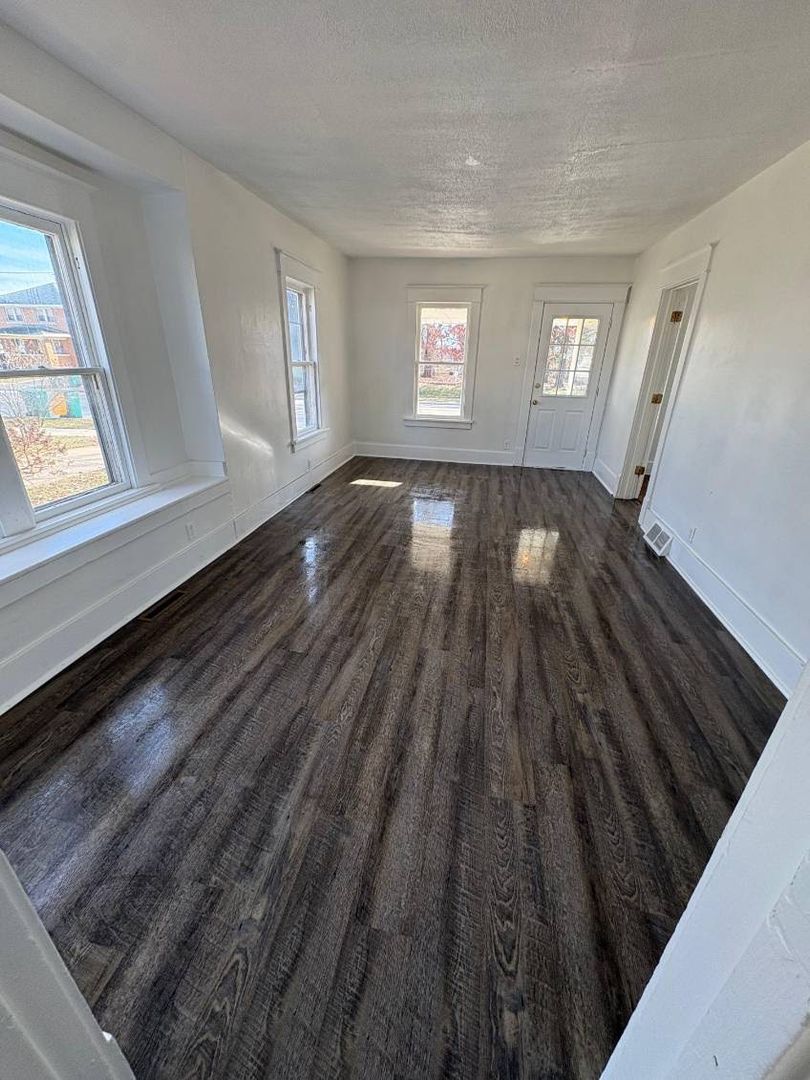 Mishawaka House: 1222 E 4th St