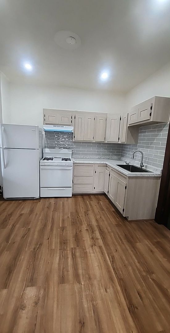 Elkhart Apartment: 328-330 W Marion St