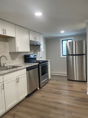 Newly renovated large 1 bedroom in the Normandie Carriage House! – photo 1
