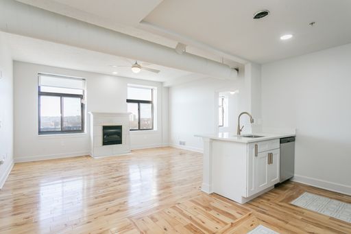 Renovated 2 Bedroom Two Bathroom with Great Highrise Views – photo 1