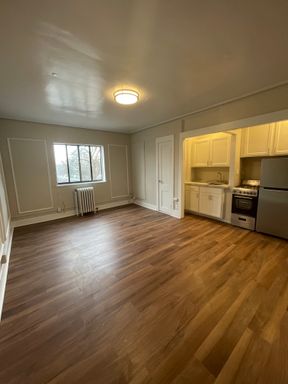 Make yourself at home in this charming historic downtown apartment! – photo 1