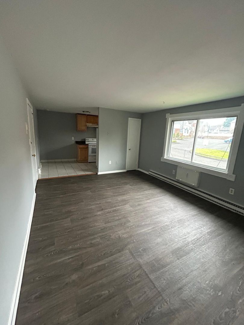 New Nritain Apartment: 468 South Main St