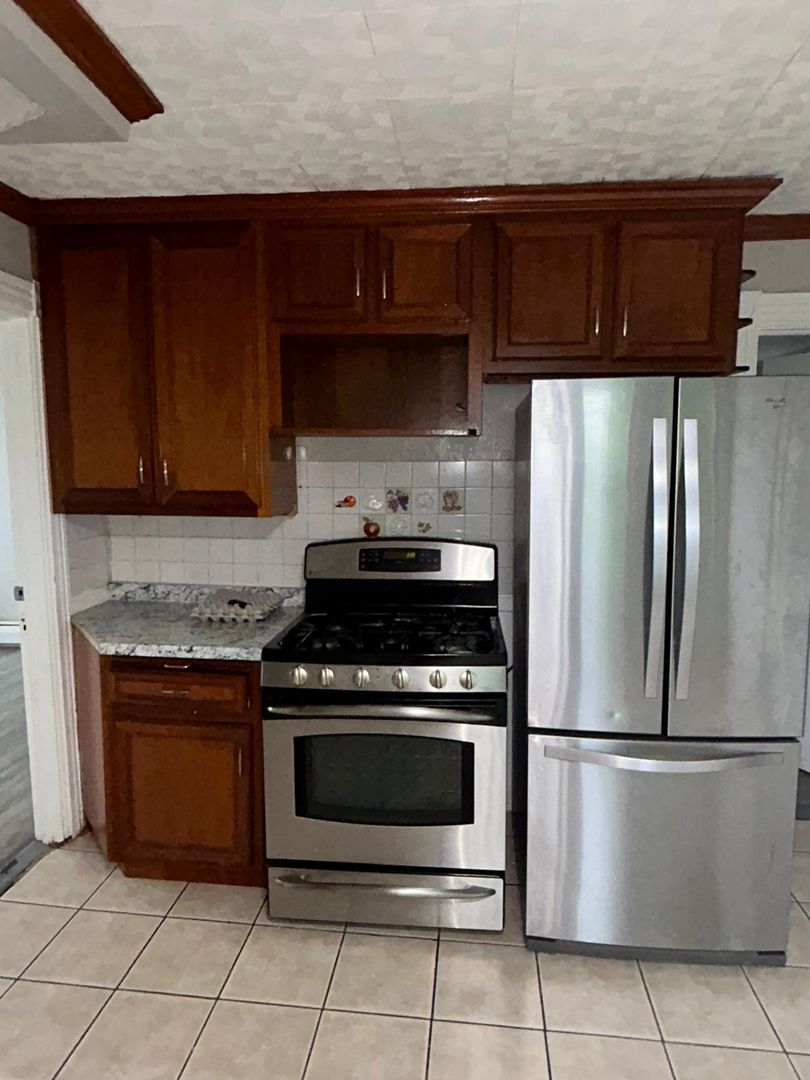 New Britain Apartment: 112 Jubilee St