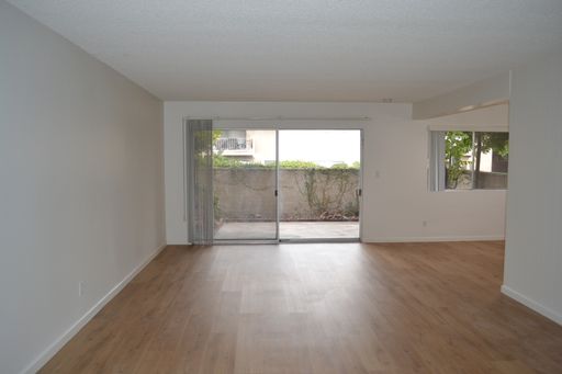 Lovely 1,360 3 Bdrm 2 Ba with MODERN WOOD STYLE FLOOR THROUGHOUT, stackable washer/dryer hookups, GRANITE COUNTERS, private patio and garden, ARCADIA SCHOOLS, & Pool – photo 1