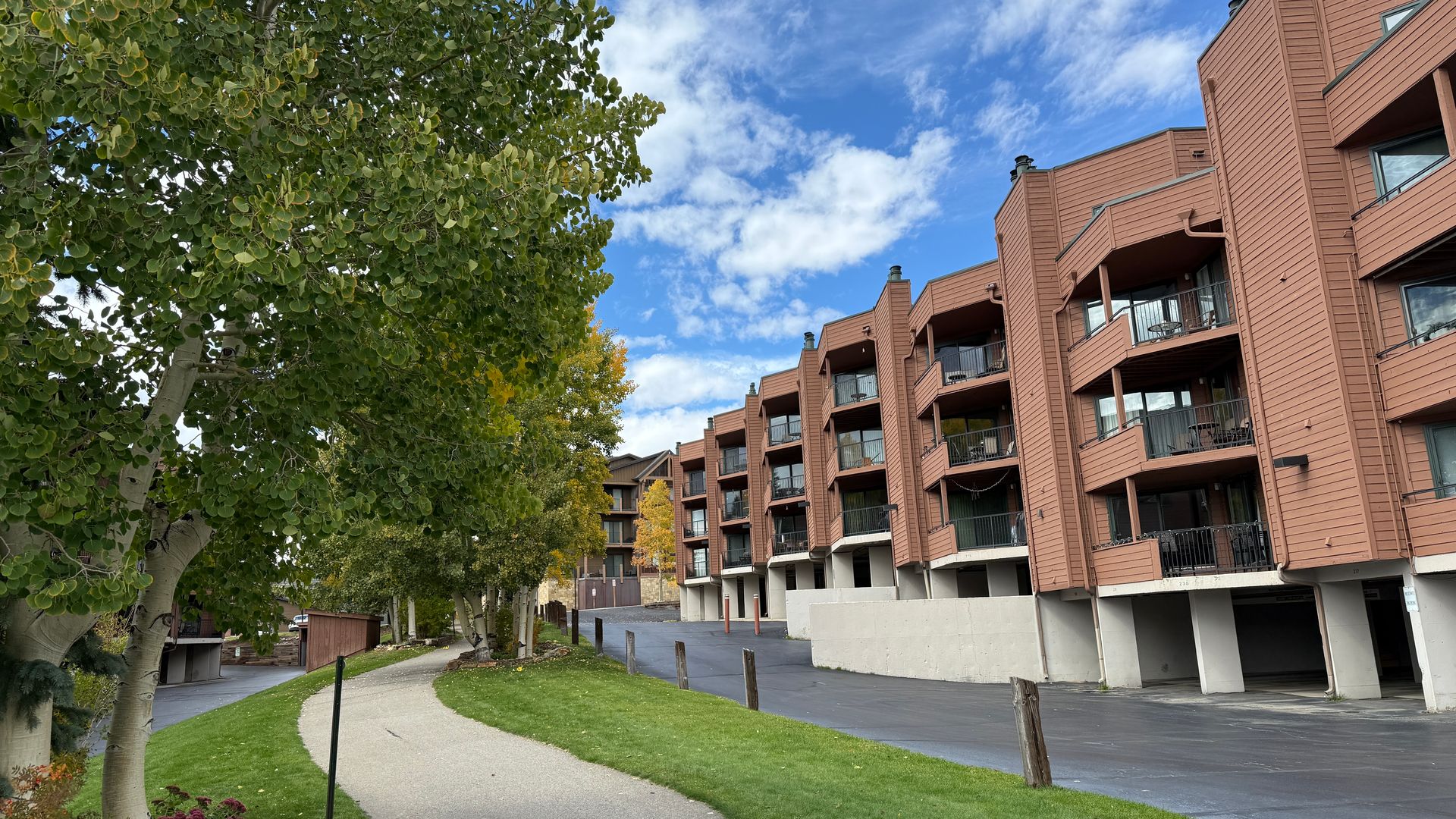 Dillon Condo: 200 E.La Bonte St Unit 221