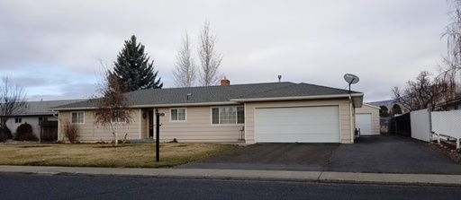Large home with additional garage! – photo 1
