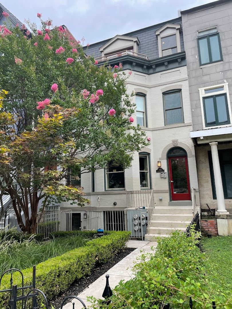 Washington Condo: 1322 Kenyon St, NW #4