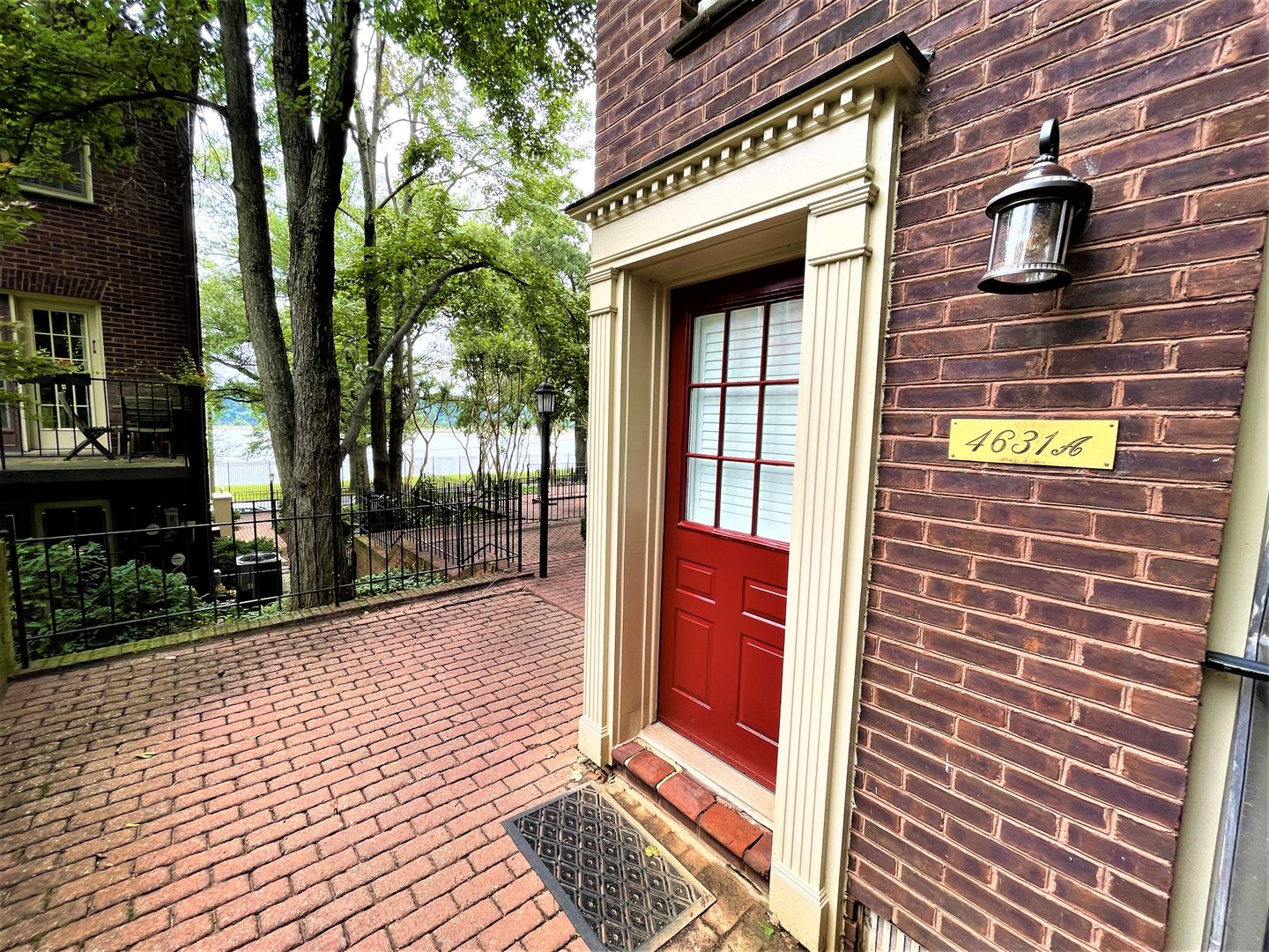 Washington House: 4631 Macarthur Blvd