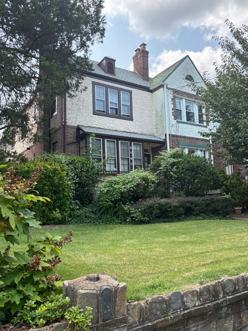 Washington House: 1370 Sheridan St, NW