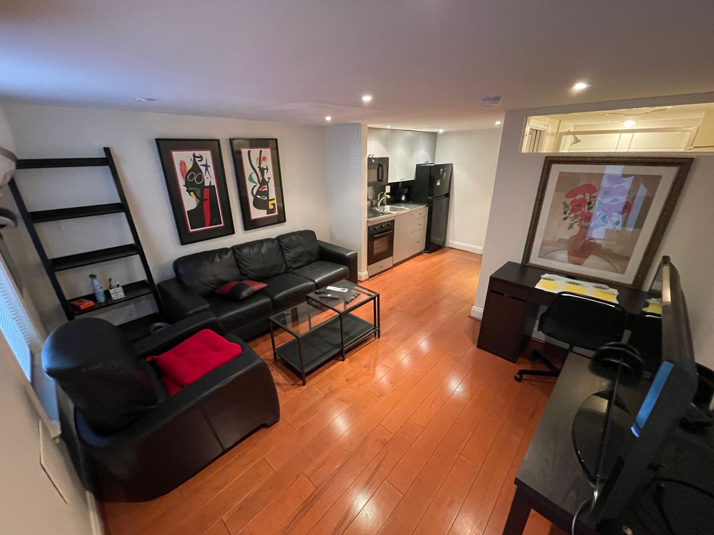 Washington House: 211 C ST NE #B