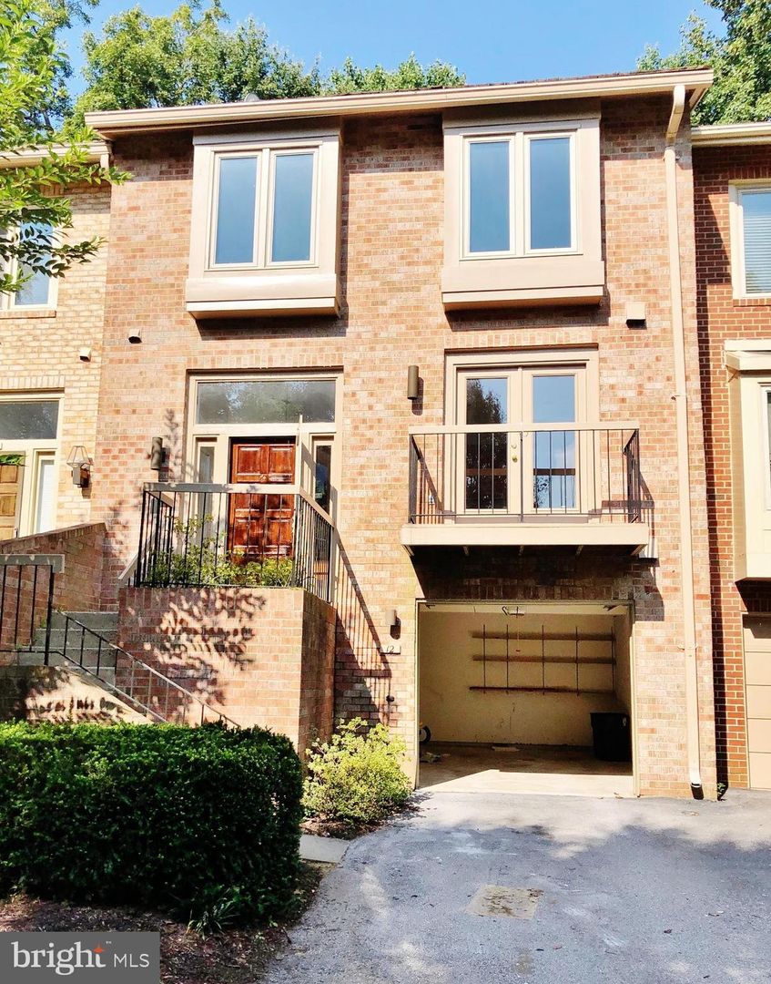 North Bethesda Townhome: 12 Valerian Court