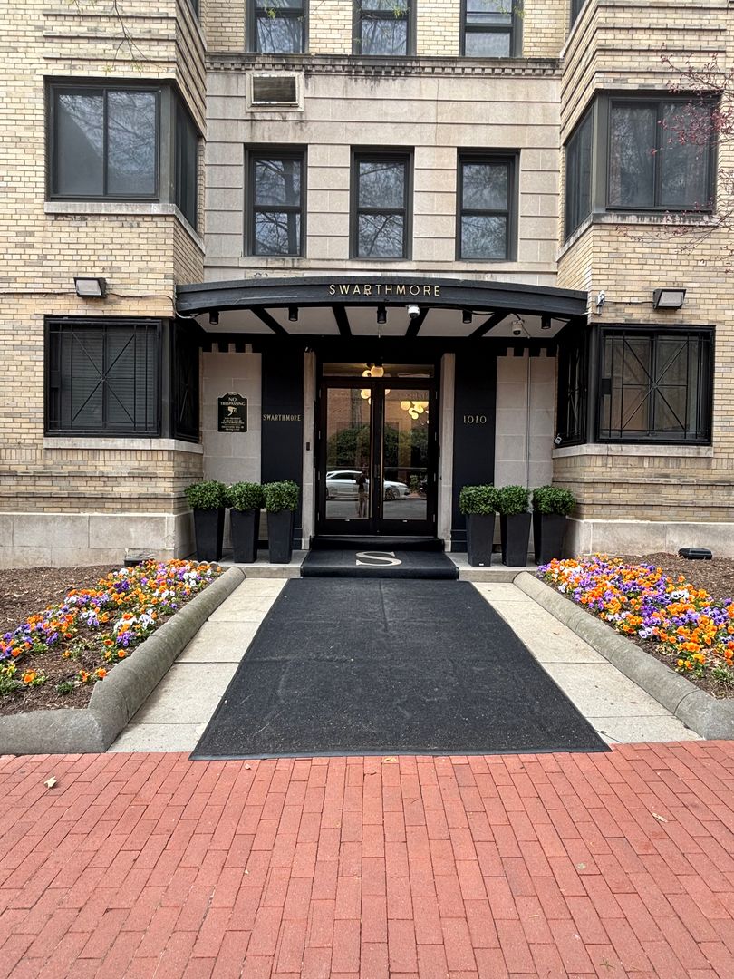 Washington Condo: 1010 25th Street NW