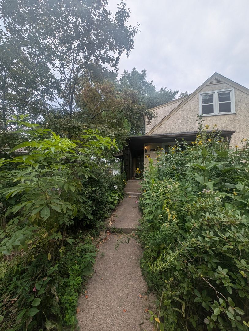 West St Paul House: 1015 Sperl st