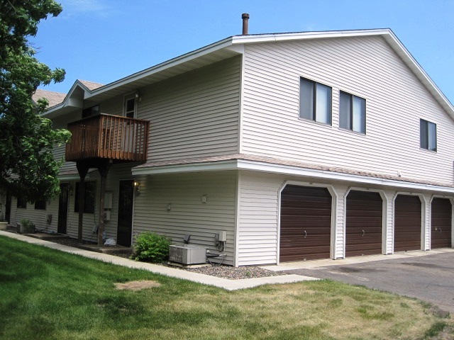 Brooklyn Park House: 2673 Brookdale Lane