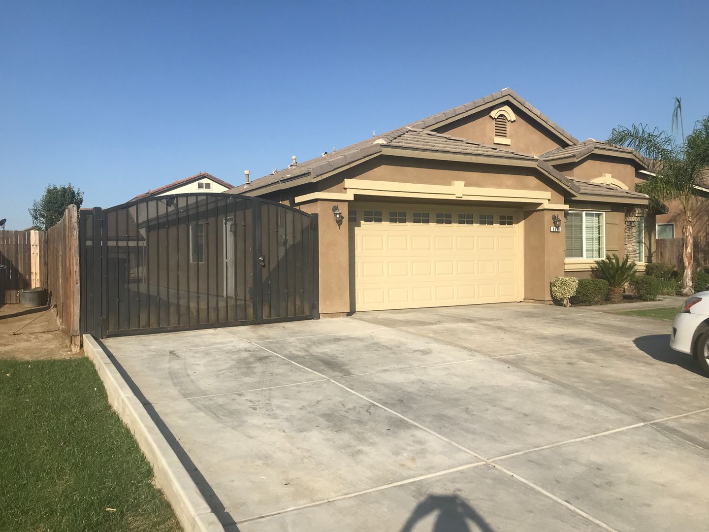 Bakersfield House: 8911 Wheat Grass Ave