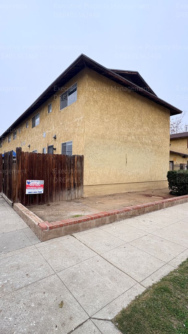 Bakersfield Apartment: 800 Niles St