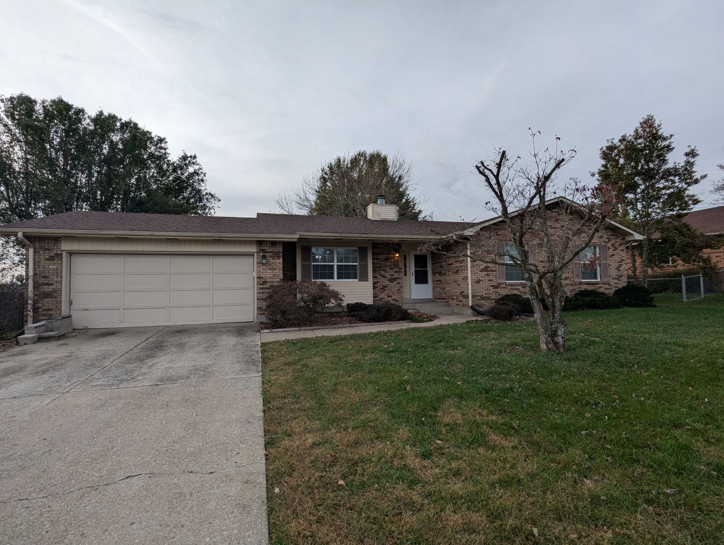 Elizabethtown House: 302 Pigeon Pass Rd