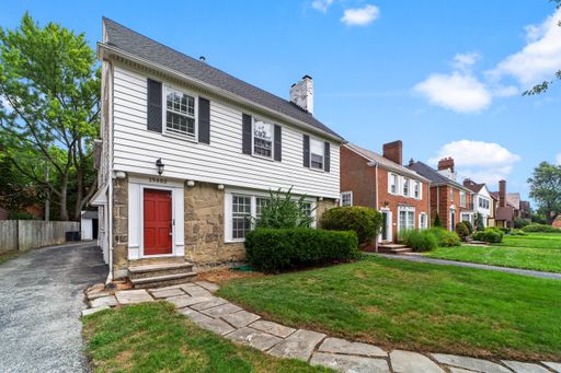 Spacious 4 bedroom near The Van Aken District! – photo 1