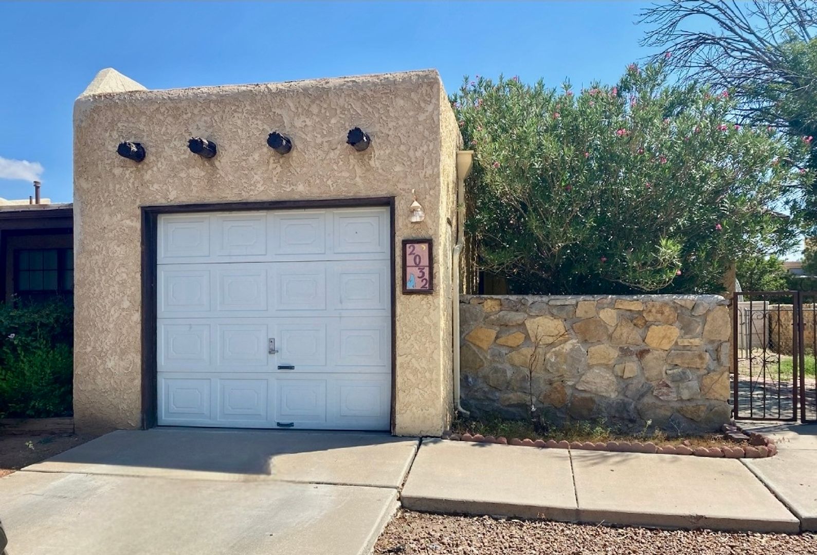 Las Cruces House: 2032 Camelot Dr