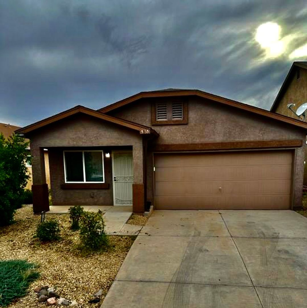 Las Cruces House: 5095 Kensington Way