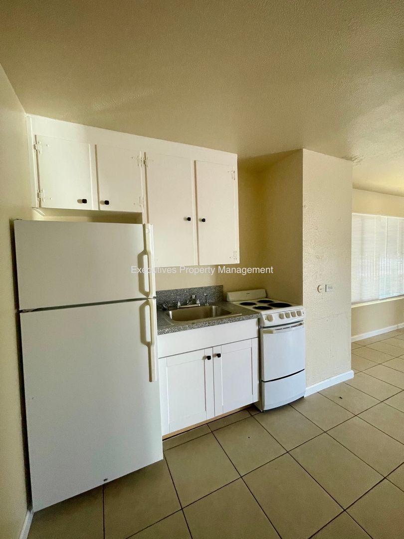 Atwater Apartment: E. Bellevue Rd