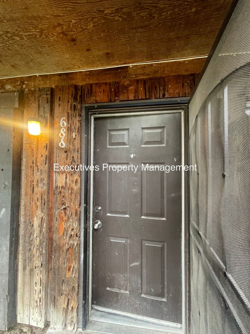 Atwater Apartment: Cedar