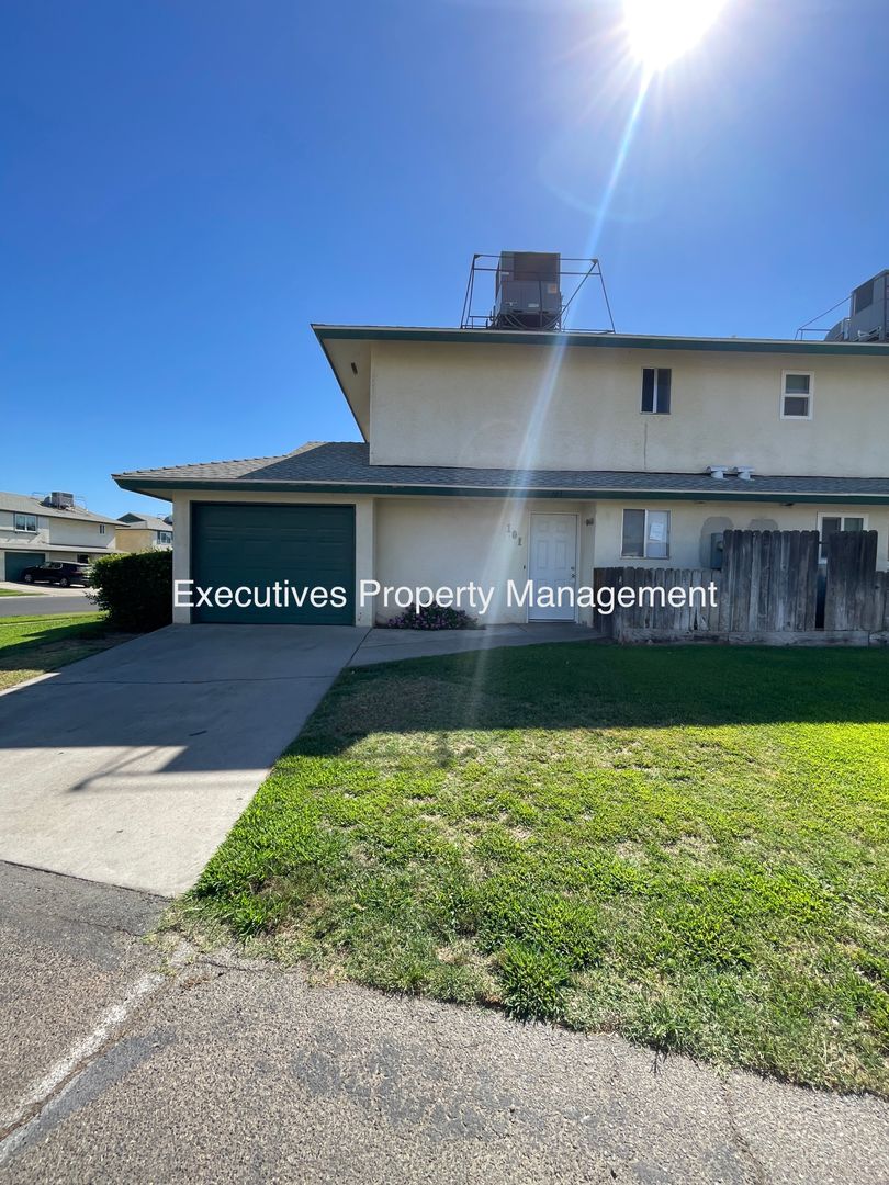 Fresno House: 4909 N. Winery Circle