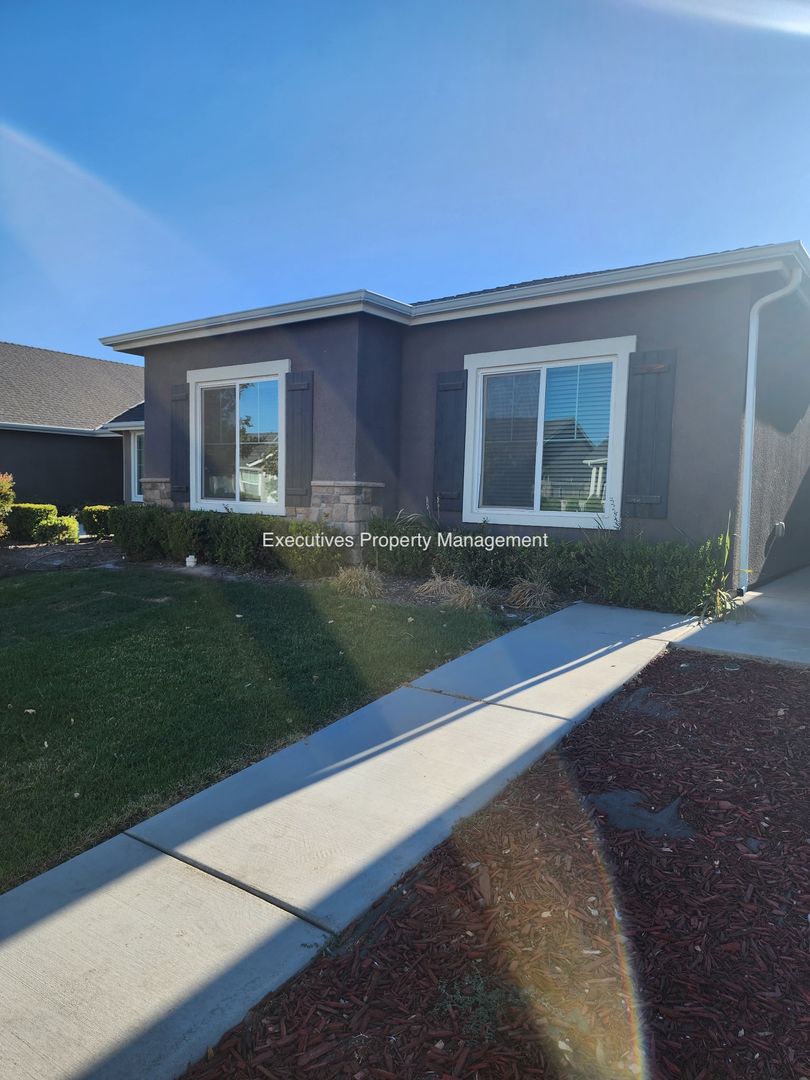 Tulare House: 1705 Clearwater St