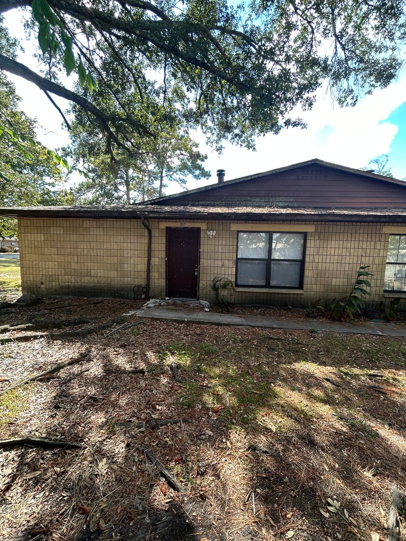 Gainesville House: 2523 NW 62nd Place