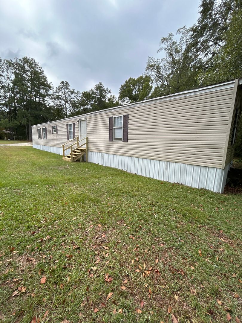 Rockingham House: 209 E McQueen St