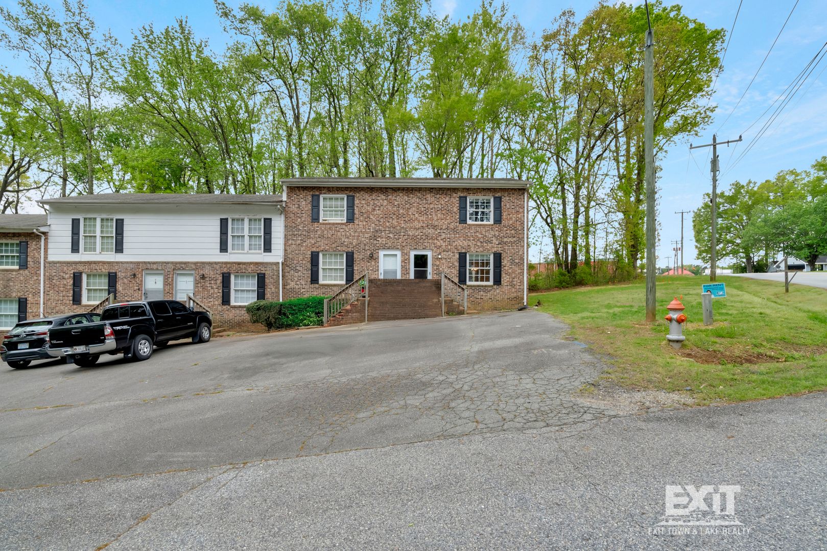 South Hill Apartment: 704 Hite