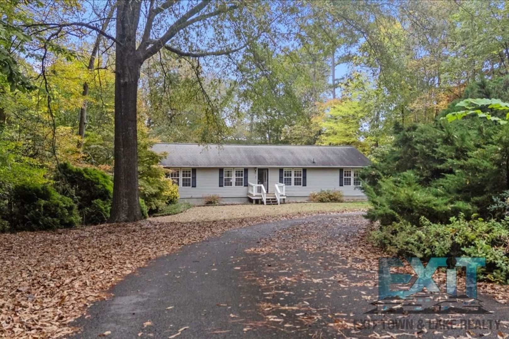 La Crosse House: 220 Brookstone Dr.