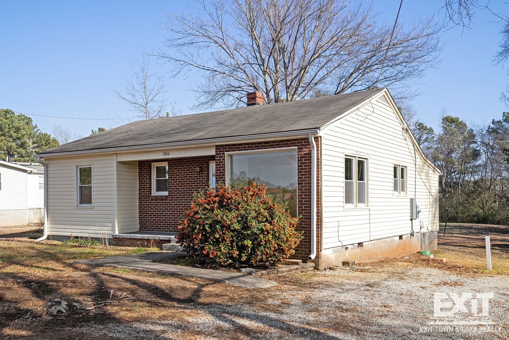 3 Bedroom/1 Bathroom Brick Ranch For Rent