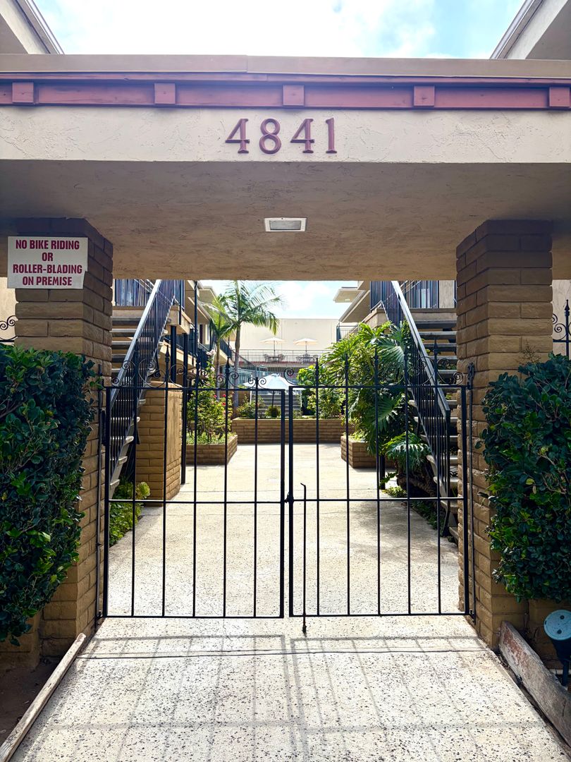 La Mesa Apartment: 4841 Jessie Ave.