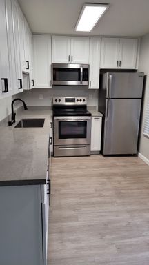 1 Bedroom, Private Backyard, AC, Off Street Parking – photo 1