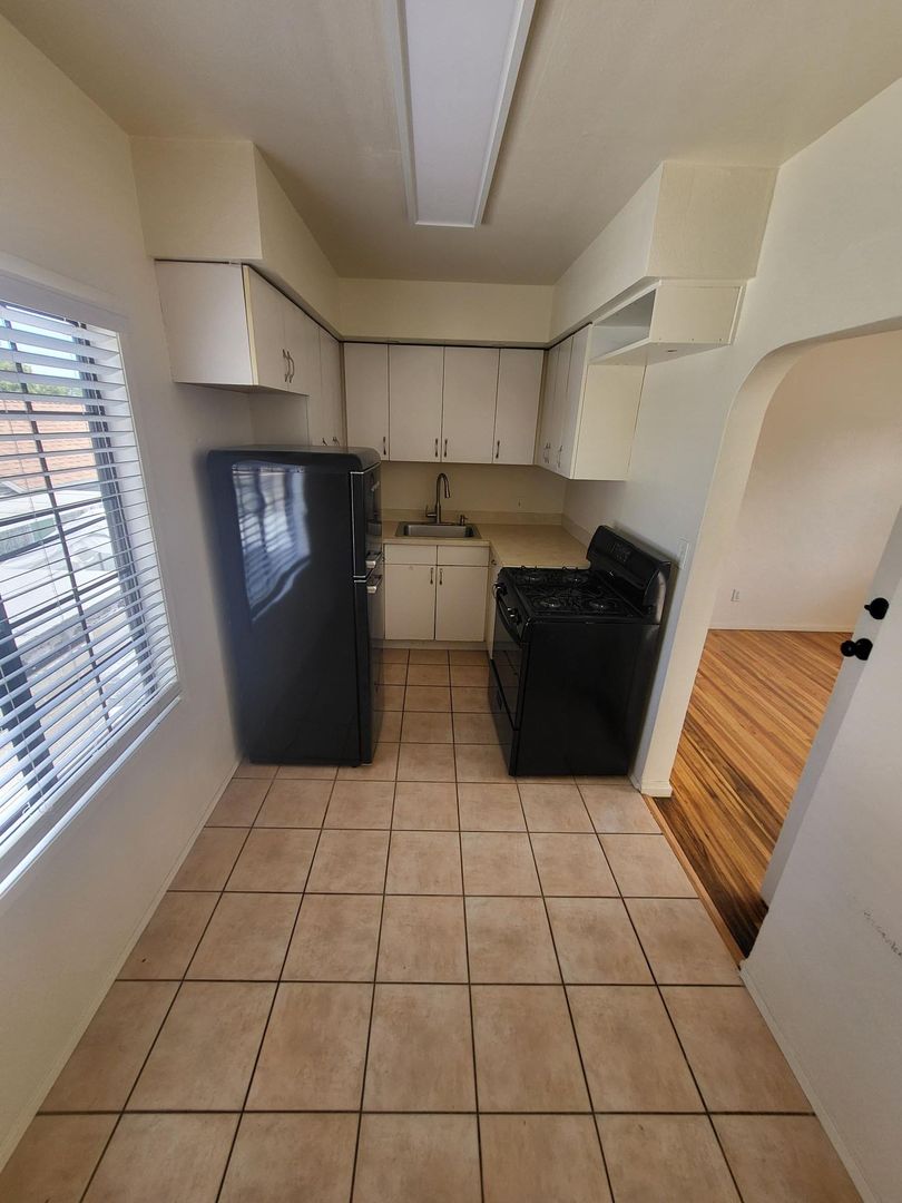 San Diego Apartment: 2515 1/2 B Congress Street