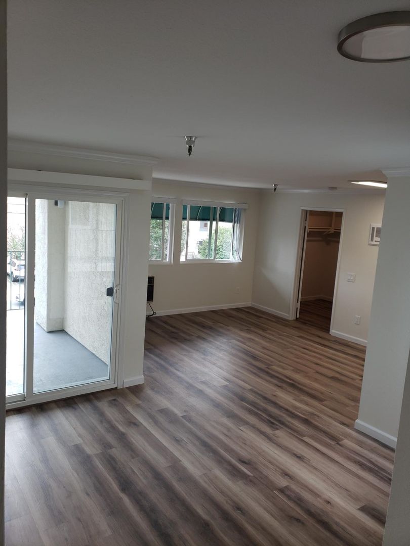 San Diego Apartment: 1050 Essex Street HRV