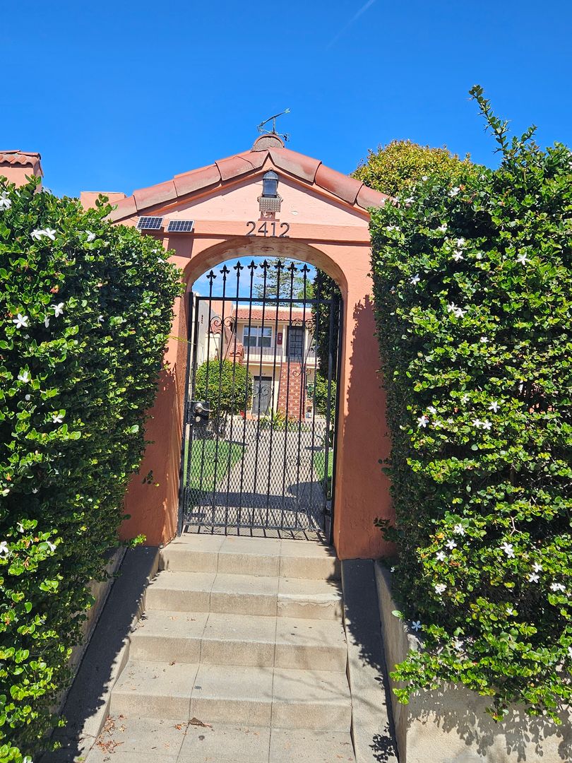 San Diego Apartment: 2412 E St