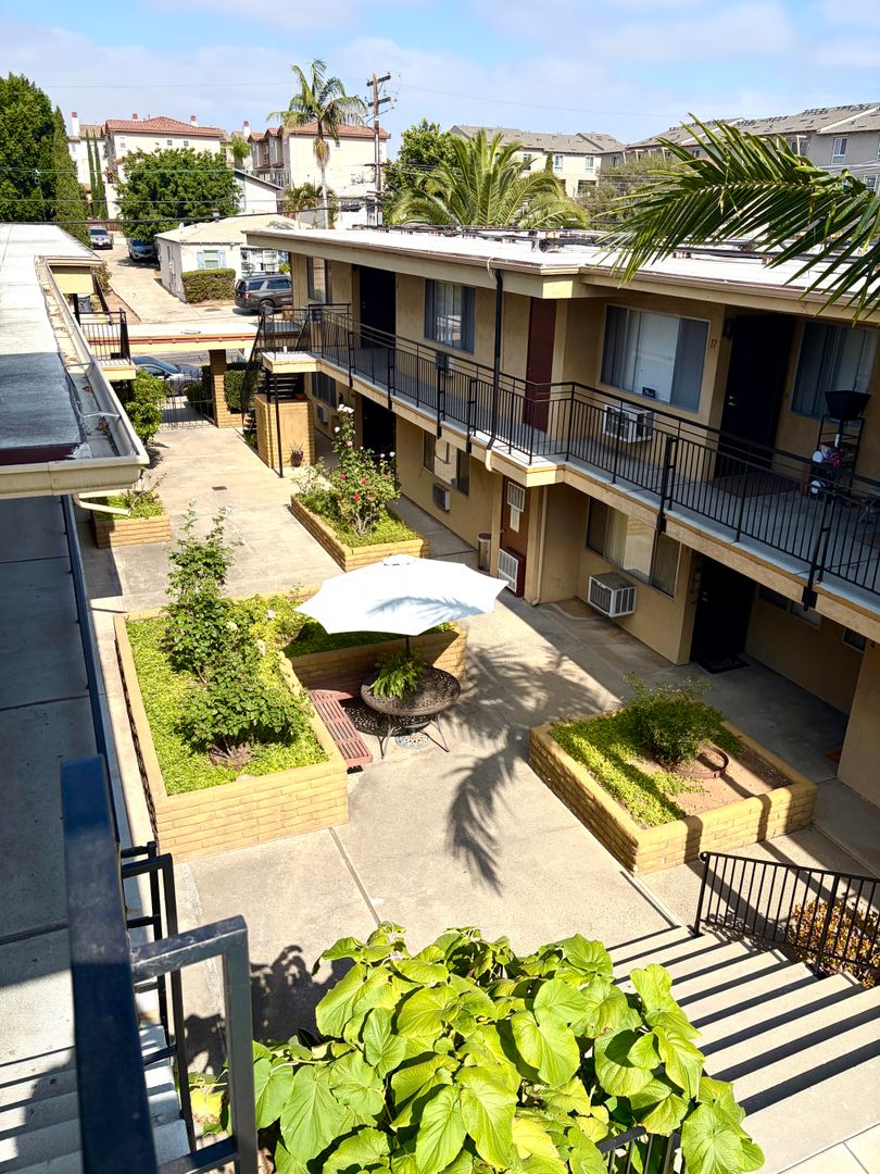 La Mesa Apartment: 4841 Jessie Ave.