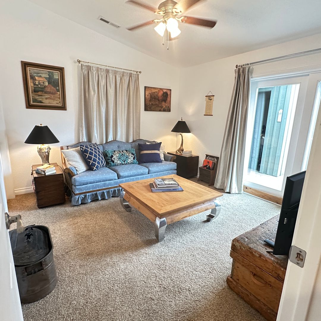Jacksonville House: 380 N 4th St