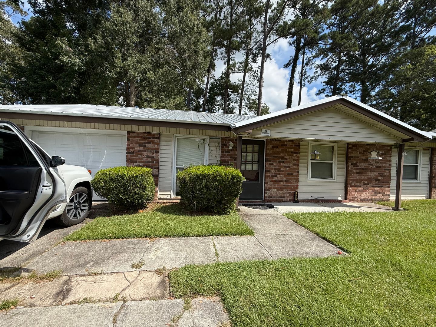 Pooler House: 320 W Whatley