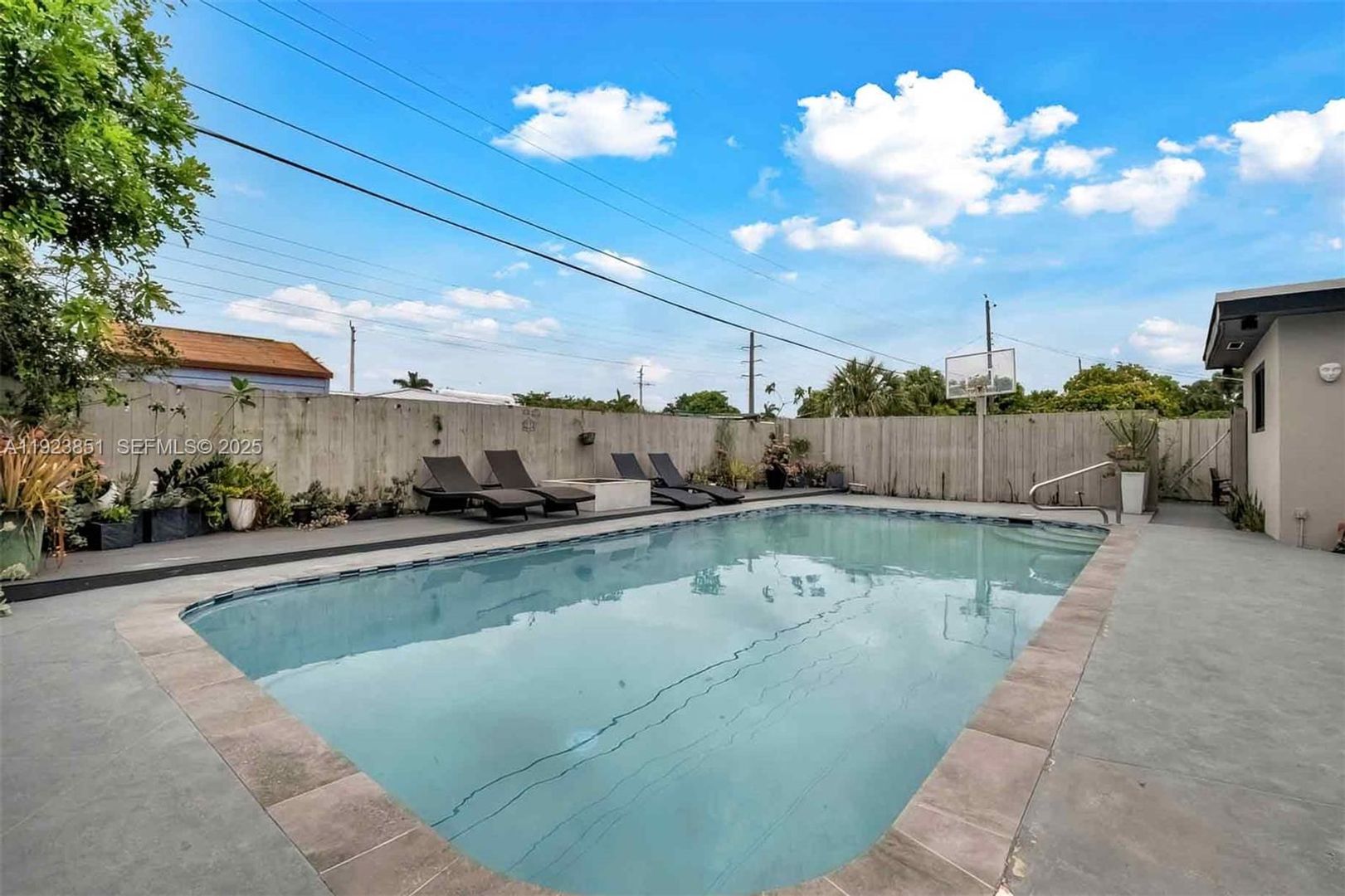 Oakland Park House: 530 NW 39th Street 1