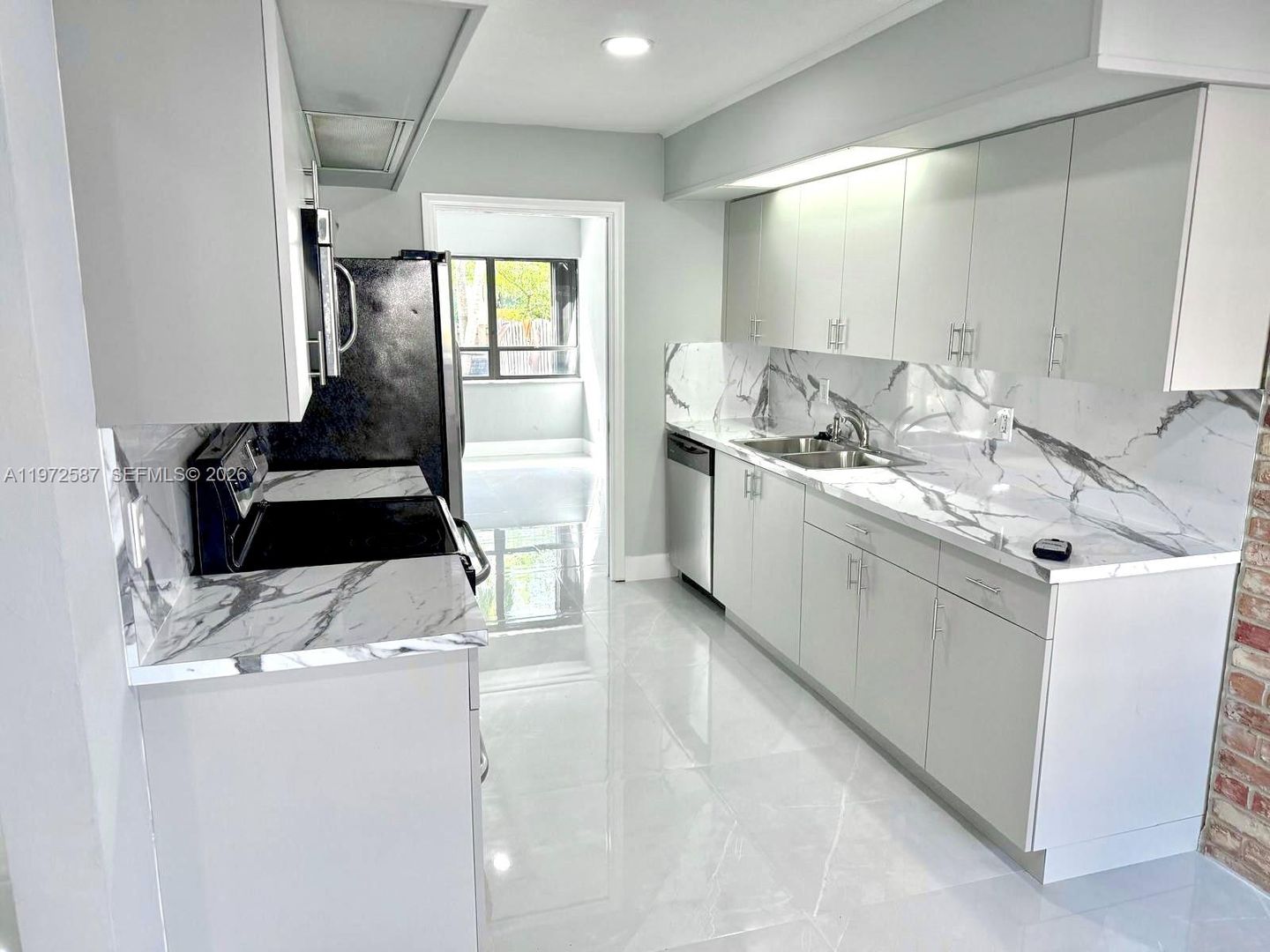 Hollywood House: 2700 N 34th Avenue I