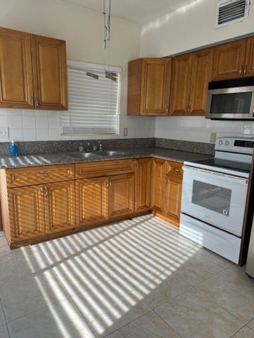Boynton Beach House: 2202 NE 3rd Street