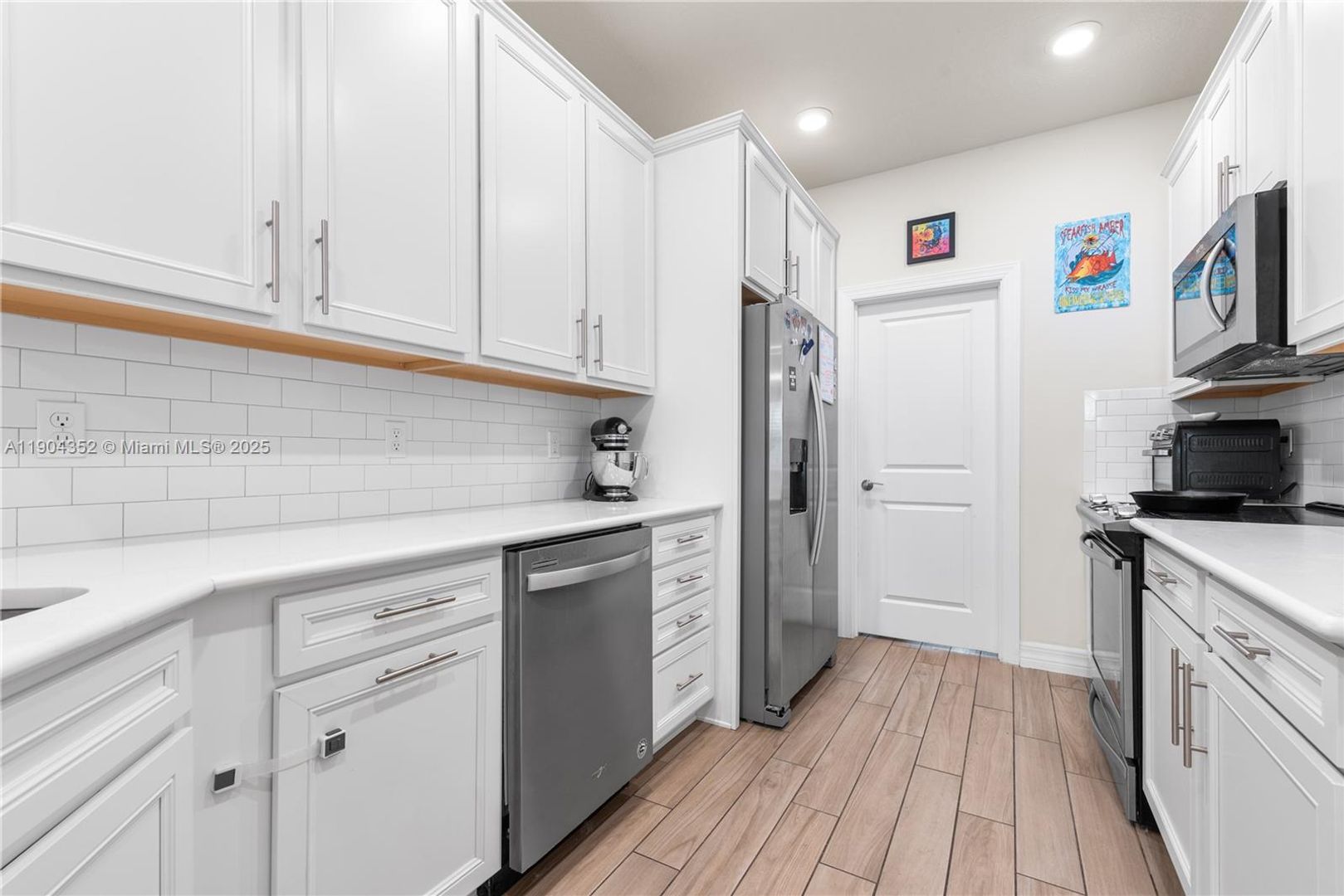 Hollywood House: 1030 Eucalyptus Drive 2