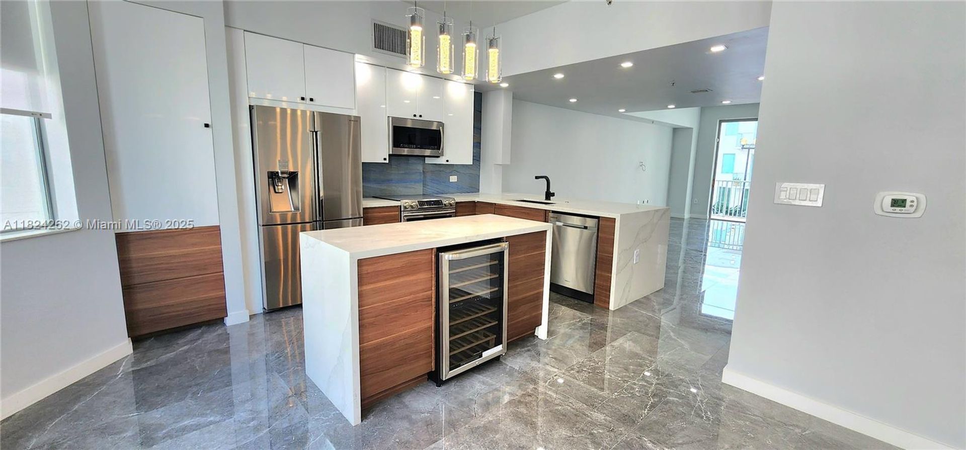 Hollywood House: 2146 Van Buren Street 403