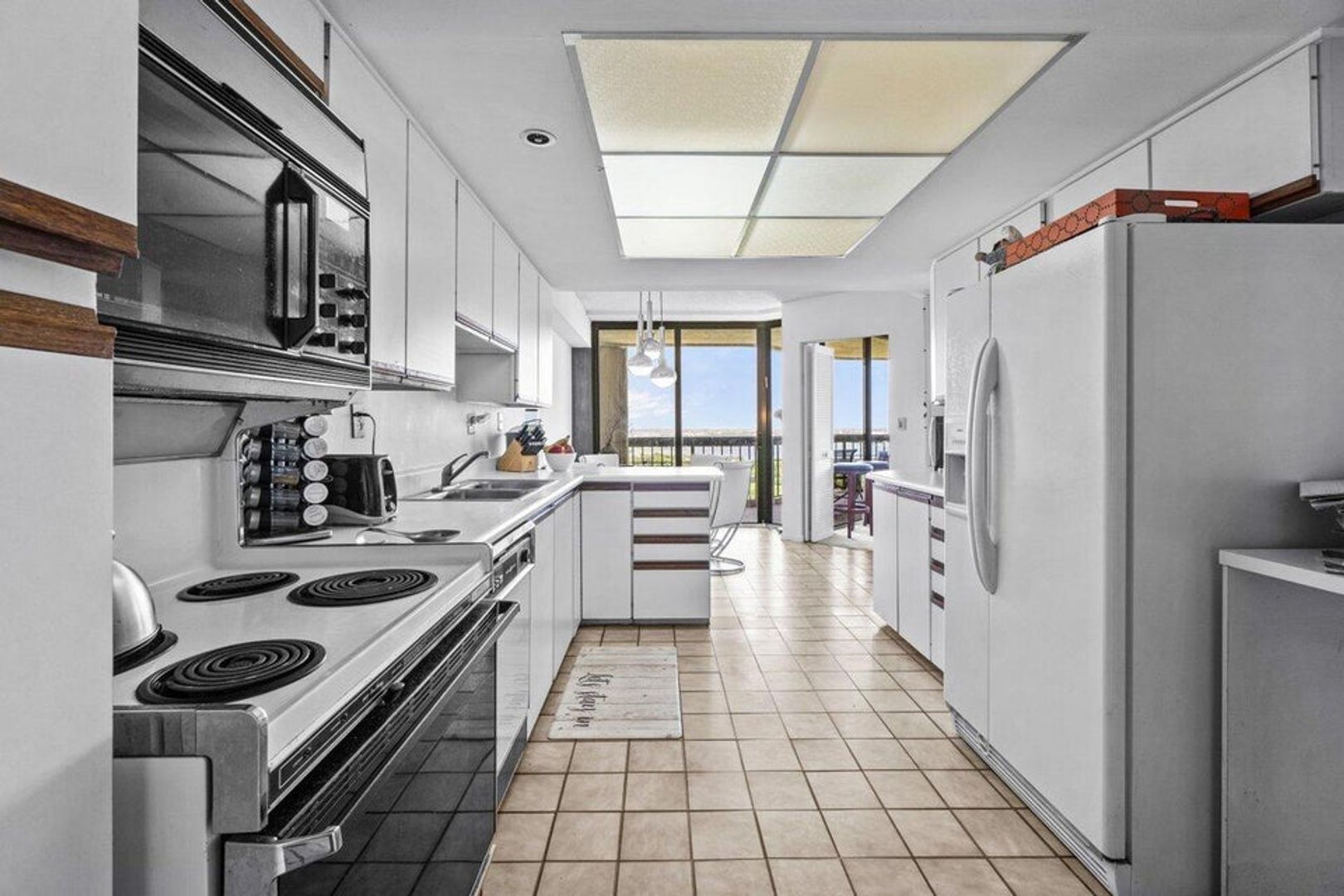 West Palm Beach House: 1900 Consulate Place 2001