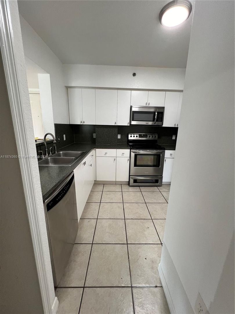 Miami House: 9300 Fontainebleau Boulevard E101